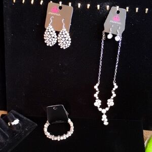SALE !!! Paparazzi Silver Jewelry Set-Fiercely 5th Ave Set